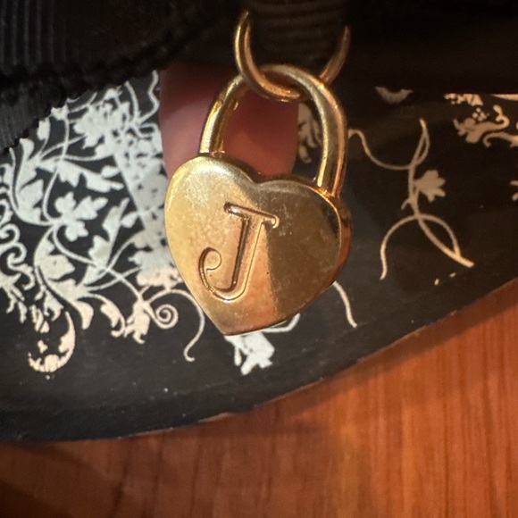 Juicy Couture Black and White Flip Flops - Picture 3 of 4